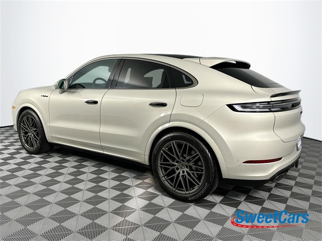 2025 Porsche Cayenne Turbo E-Hybrid Coupe photo 4