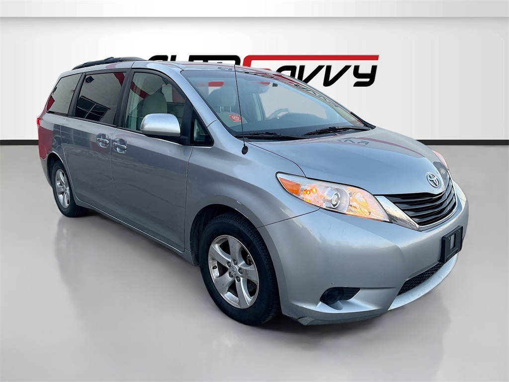 2014 Toyota Sienna LE's photo