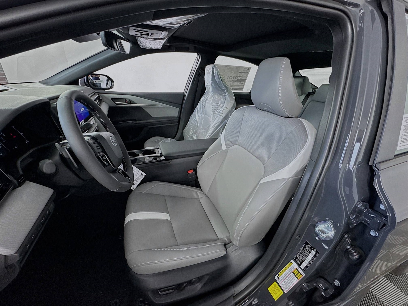 2025 Toyota Camry SE photo 8
