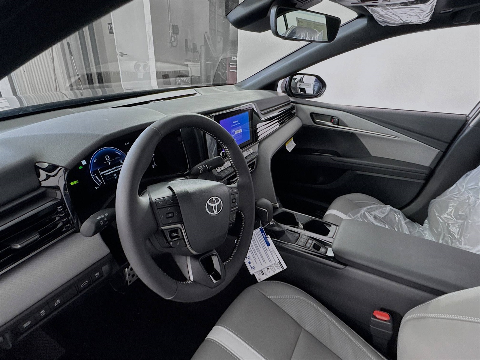 2025 Toyota Camry SE photo 5