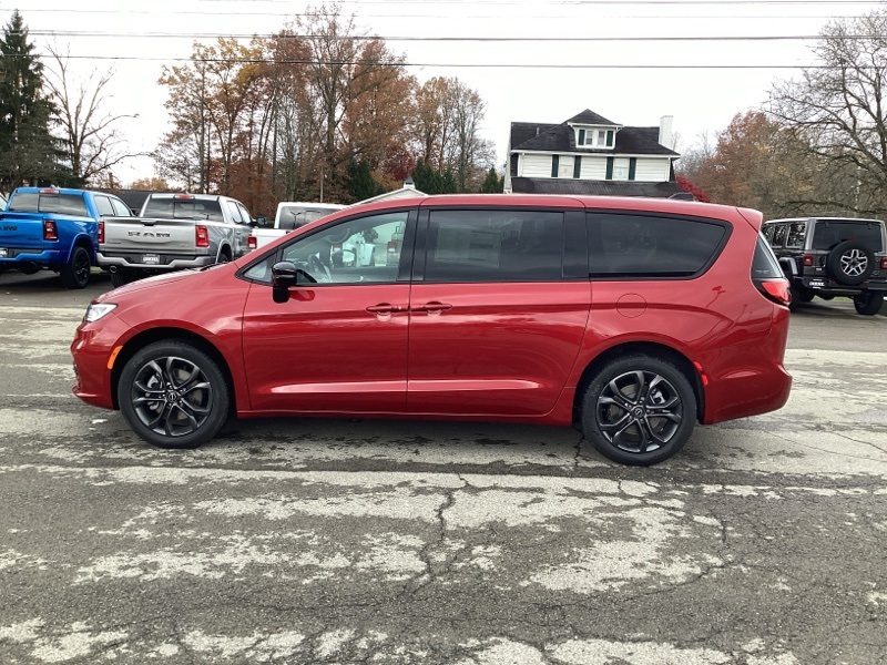 2026 Chrysler Pacifica photo 4
