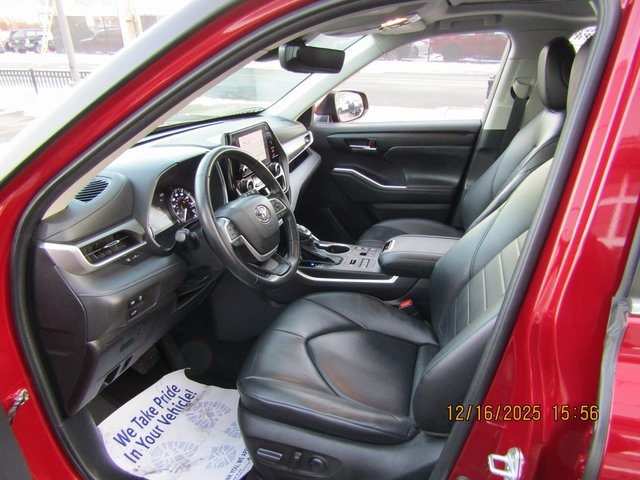 used 2023 Toyota Highlander car, priced at $36,999