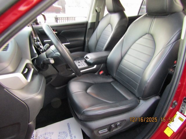 used 2023 Toyota Highlander car, priced at $36,999