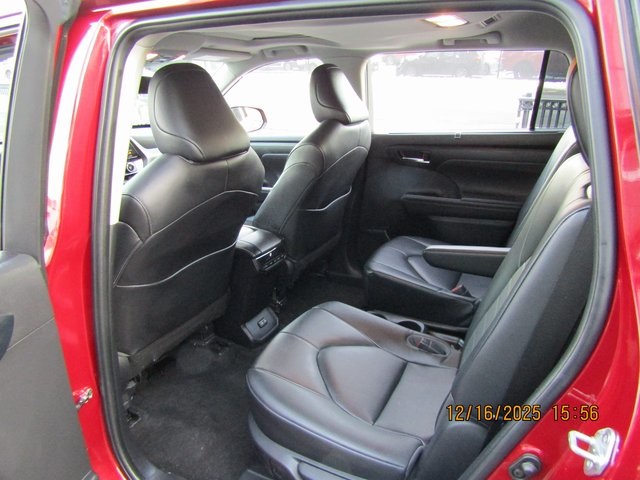 used 2023 Toyota Highlander car, priced at $36,999