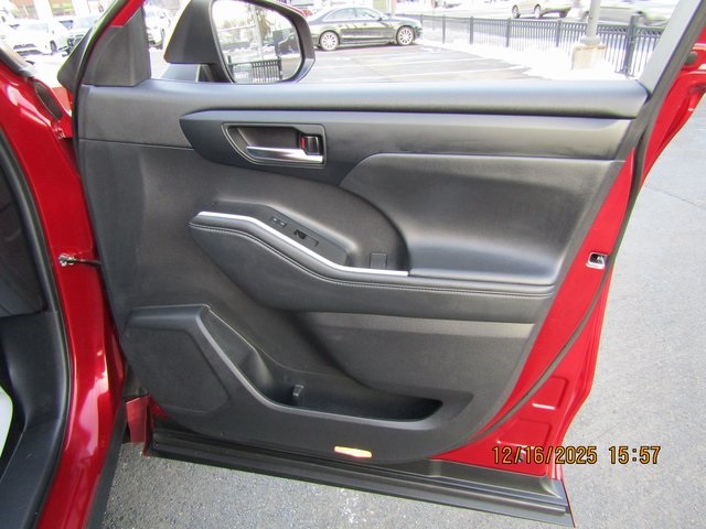 used 2023 Toyota Highlander car, priced at $36,999