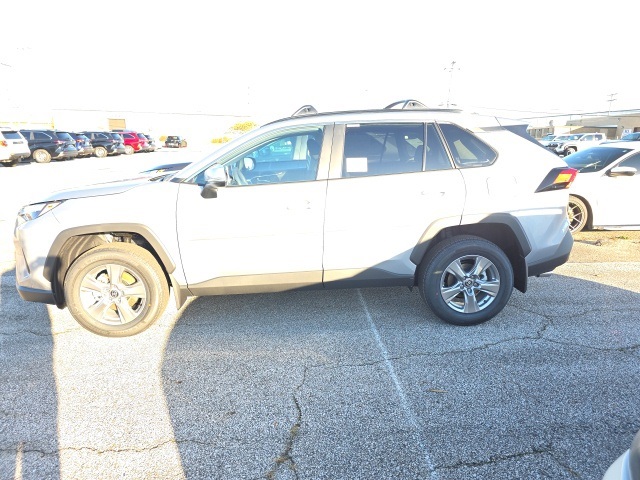 2025 Toyota RAV4 XLE photo 4