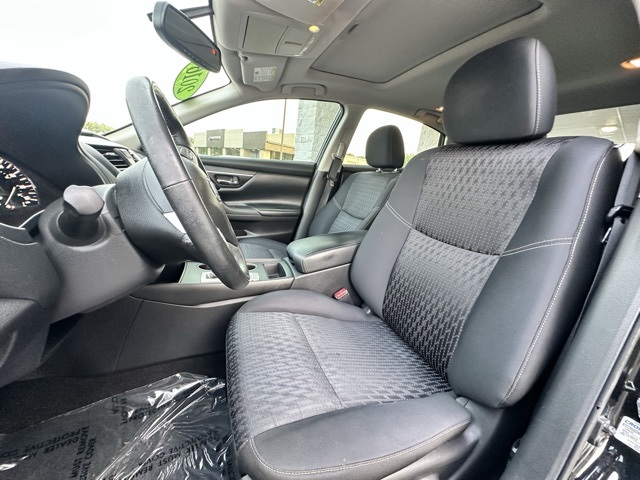 2016 Super Black Clearcoat Nissan Altima 2.5 SV FWD Sedan