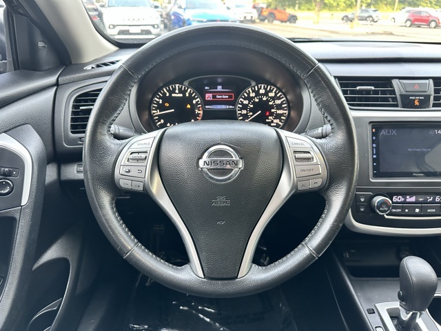2016 Super Black Clearcoat Nissan Altima 2.5 SV FWD Sedan