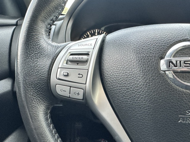 2016 Super Black Clearcoat Nissan Altima 2.5 SV FWD Sedan