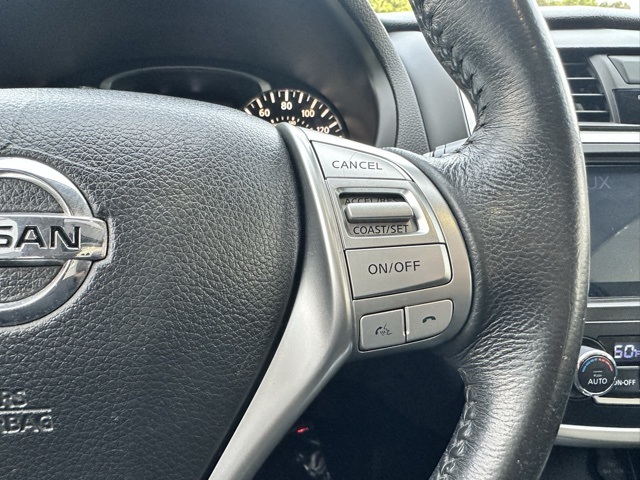 2016 Super Black Clearcoat Nissan Altima 2.5 SV FWD Sedan