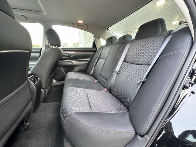 2016 Super Black Clearcoat Nissan Altima 2.5 SV FWD Sedan