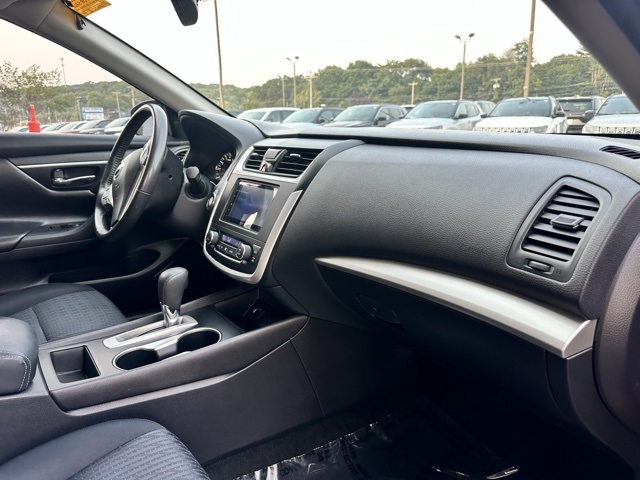 2016 Super Black Clearcoat Nissan Altima 2.5 SV FWD Sedan