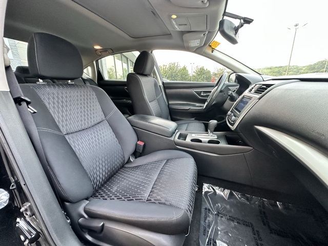 2016 Super Black Clearcoat Nissan Altima 2.5 SV FWD Sedan