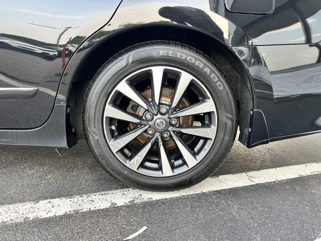 2016 Super Black Clearcoat Nissan Altima 2.5 SV FWD Sedan