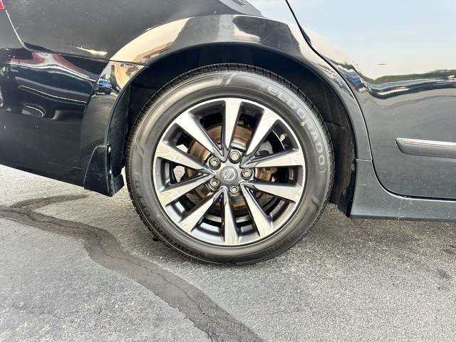 2016 Super Black Clearcoat Nissan Altima 2.5 SV FWD Sedan