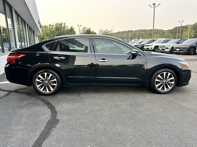 2016 Super Black Clearcoat Nissan Altima 2.5 SV FWD Sedan