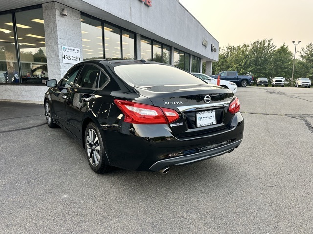 2016 Super Black Clearcoat Nissan Altima 2.5 SV FWD Sedan