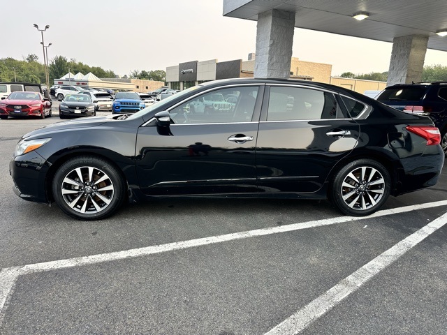 2016 Super Black Clearcoat Nissan Altima 2.5 SV FWD Sedan