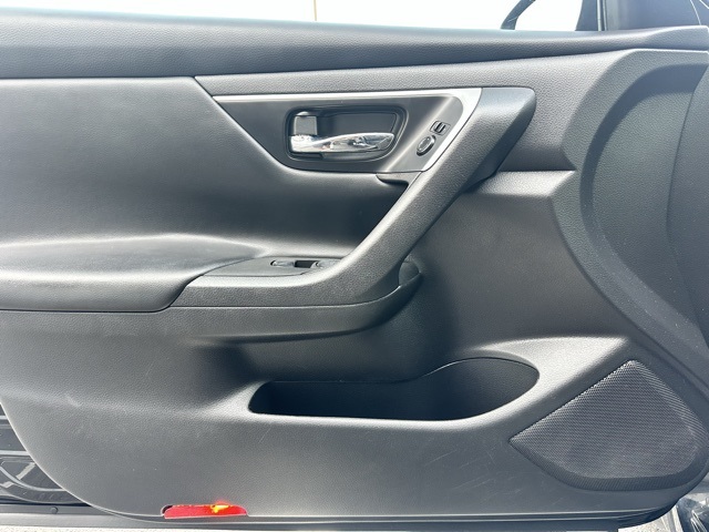 2016 Super Black Clearcoat Nissan Altima 2.5 SV FWD Sedan