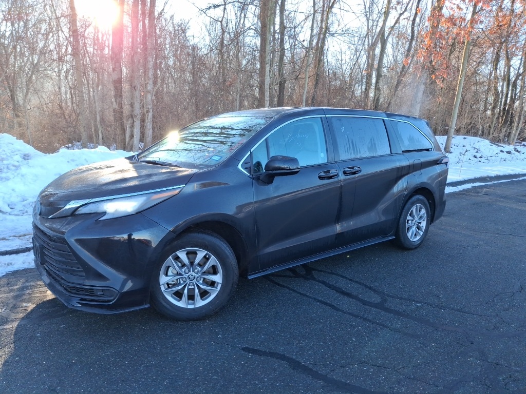 2024 Toyota Sienna LE's photo