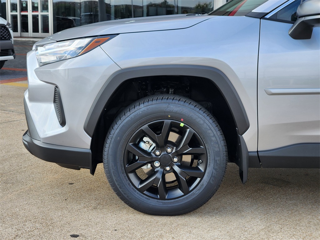 2025 Toyota RAV4 LE photo 4