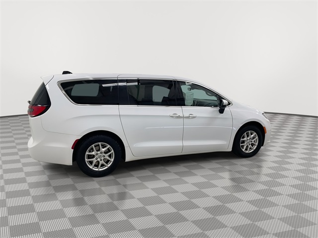2023 Chrysler Pacifica Touring L photo