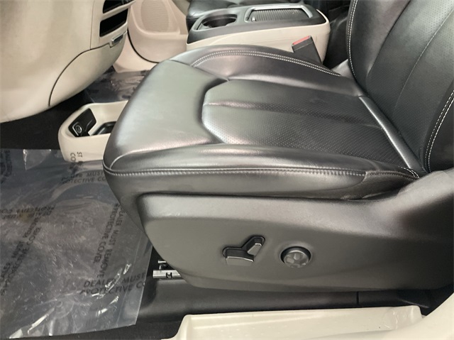2023 Chrysler Pacifica Touring L photo