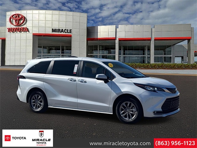 2023 Toyota Sienna XLE's photo