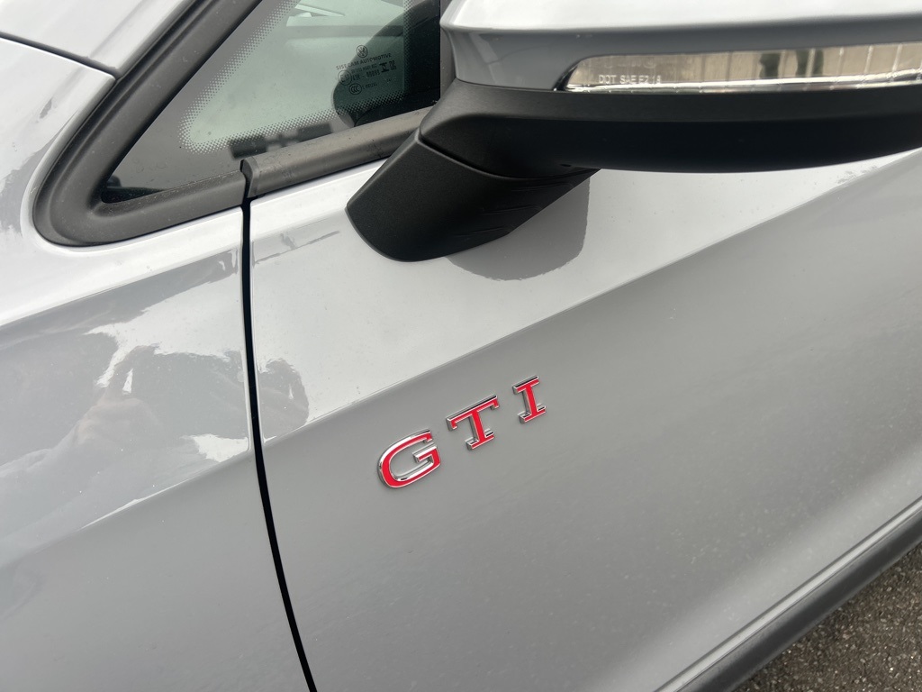 2025 Volkswagen Golf GTI SE photo 3