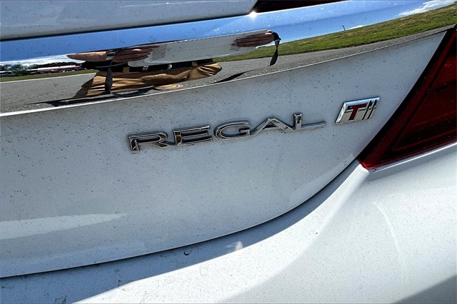 2017 Summit White Buick Regal Turbo FWD Sedan