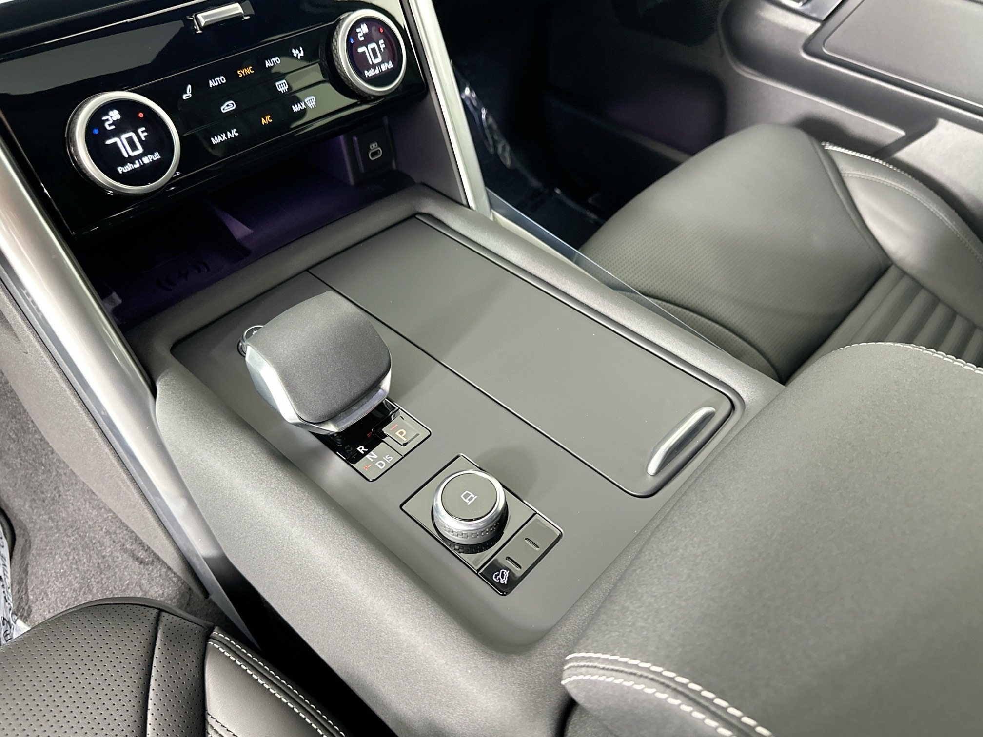 used 2025 Land Rover Discovery car, priced at $59,995