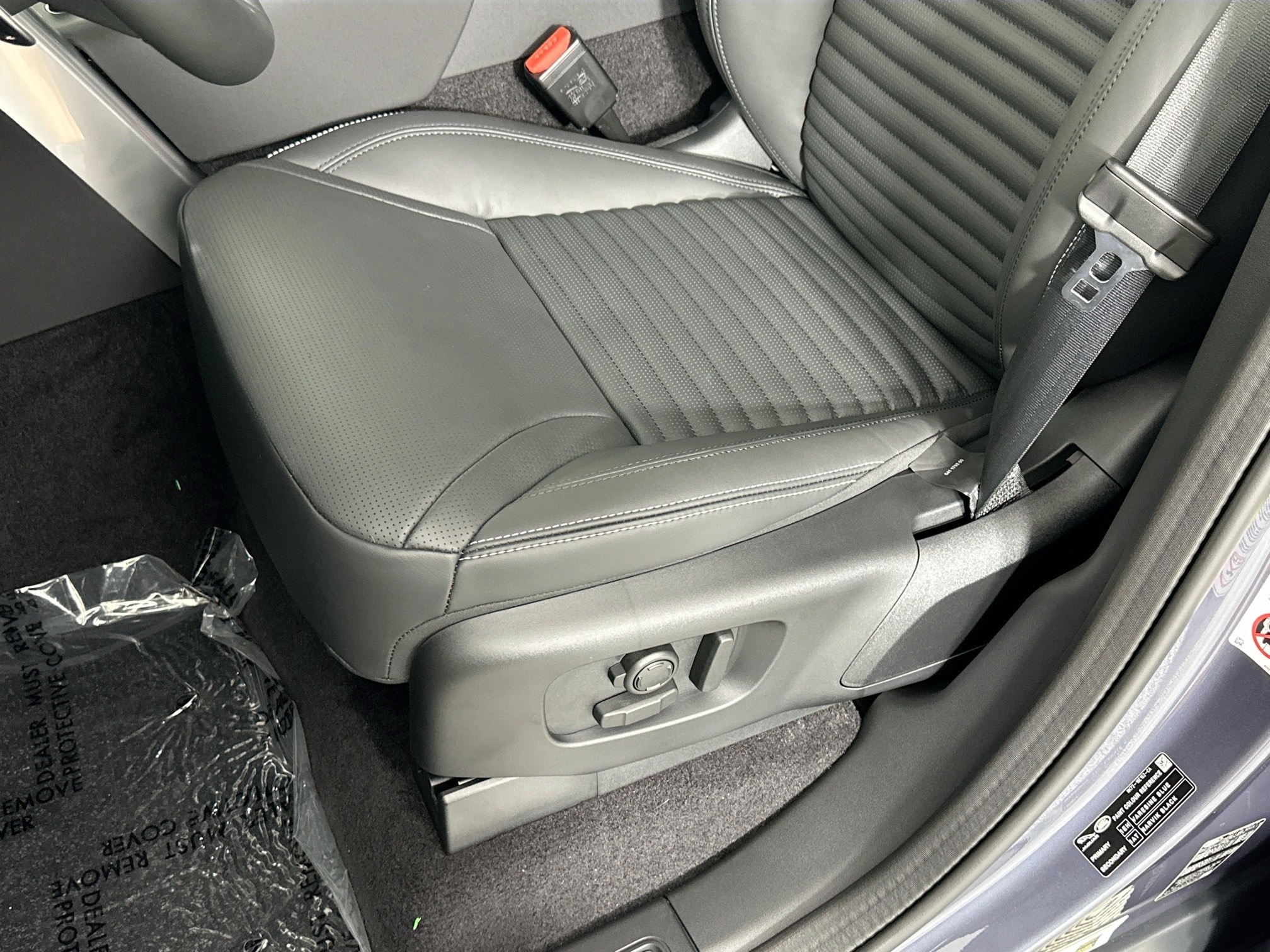 used 2025 Land Rover Discovery car, priced at $59,995