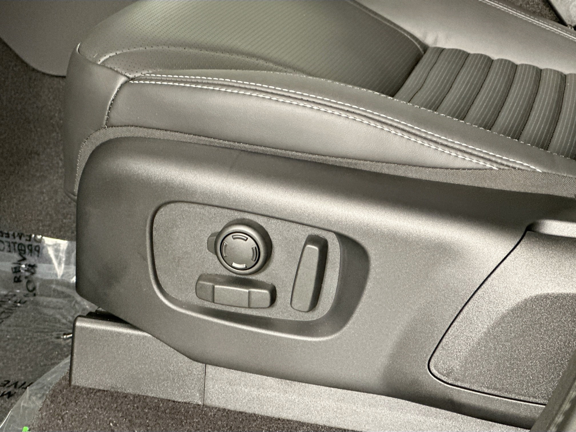 used 2025 Land Rover Discovery car, priced at $59,995