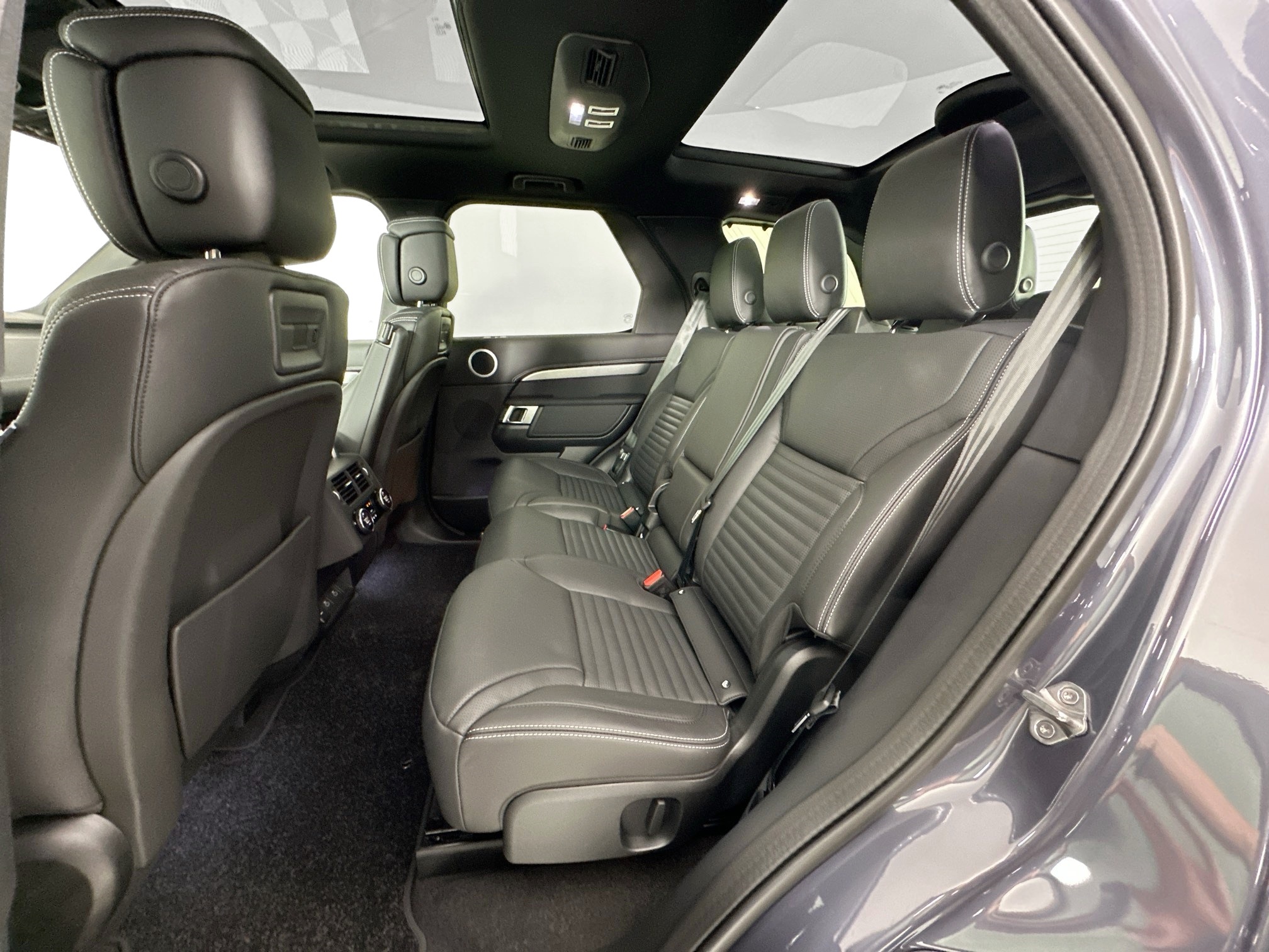 used 2025 Land Rover Discovery car, priced at $59,995