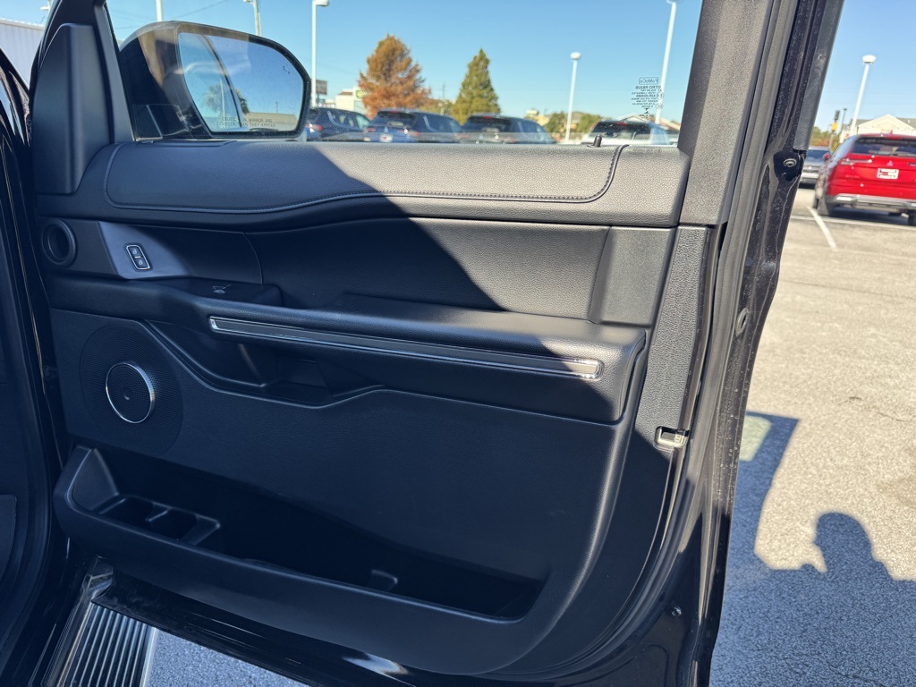 2021 Ford Expedition XLT:16966P