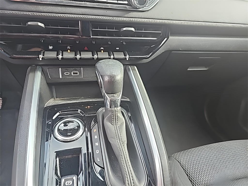 2023 Chevrolet Colorado LT photo 2