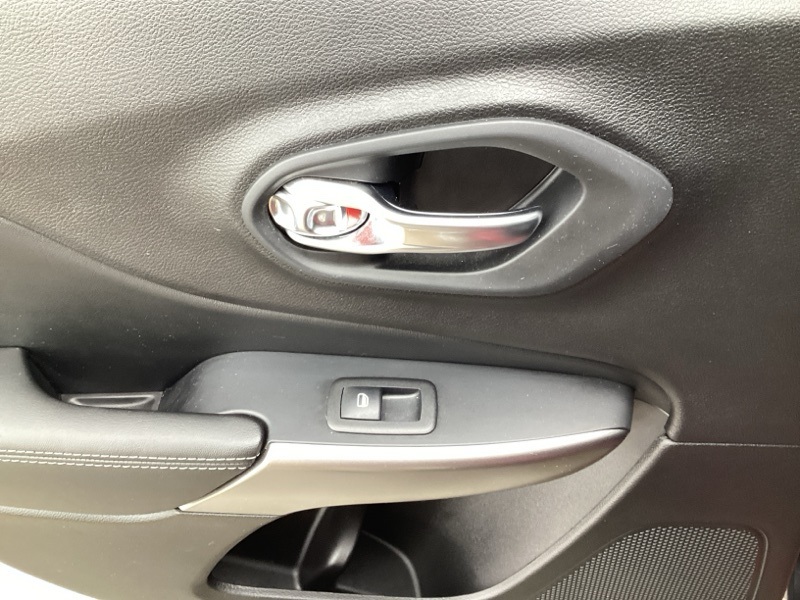 2021 Jeep Cherokee Latitude Lux photo 14