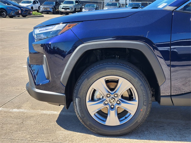 2025 Toyota RAV4 XLE photo 3