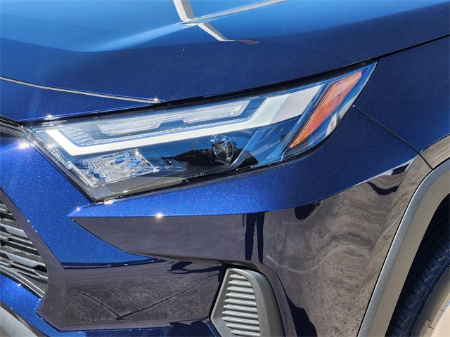 2025 Toyota RAV4 XLE photo 4