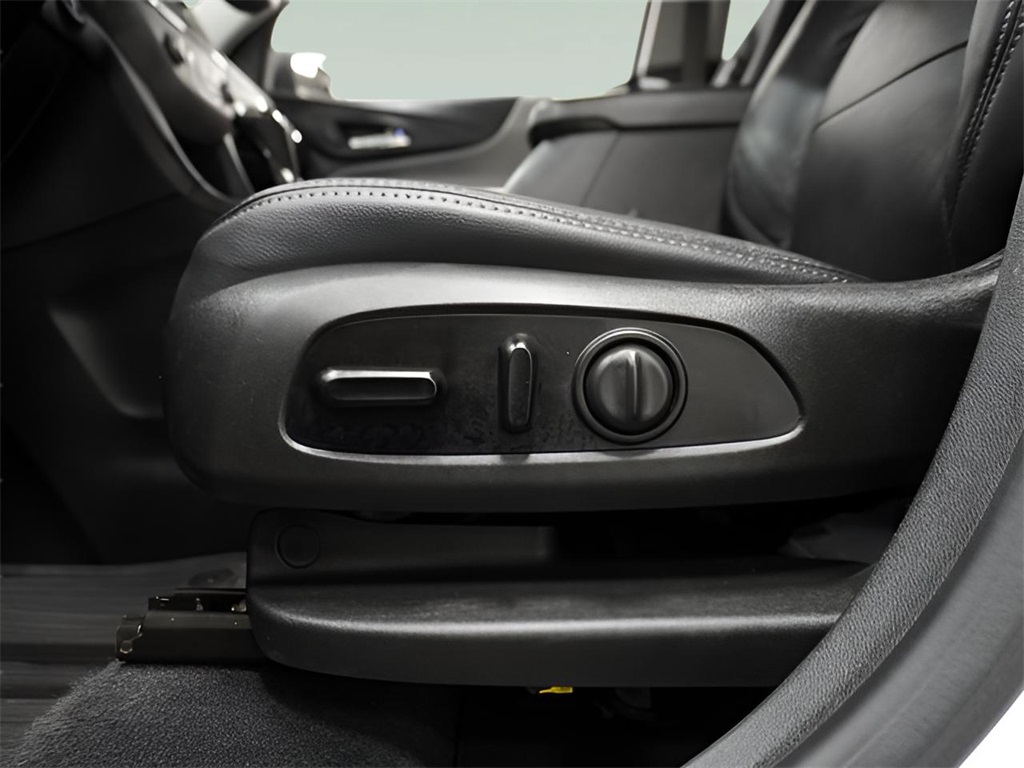 2020 Chevrolet Equinox LS photo 2