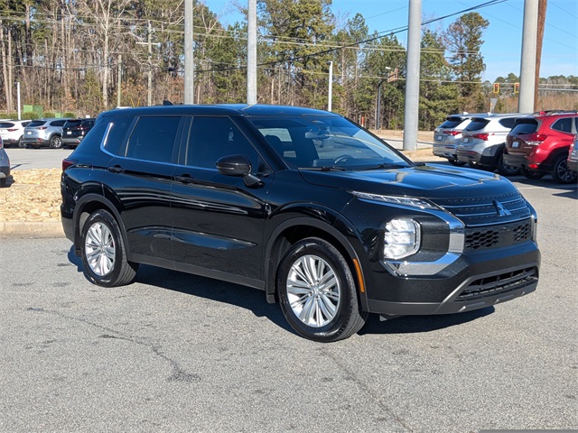 2024 Mitsubishi Outlander ES's photo