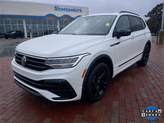 2023 Volkswagen Tiguan SE R-LINE BLACK's photo