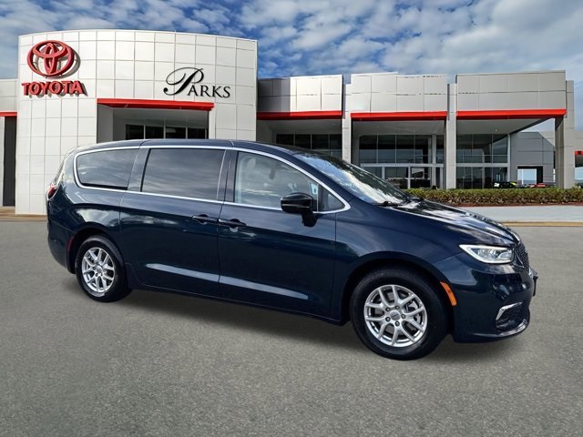 2024 Chrysler Pacifica Touring L's photo