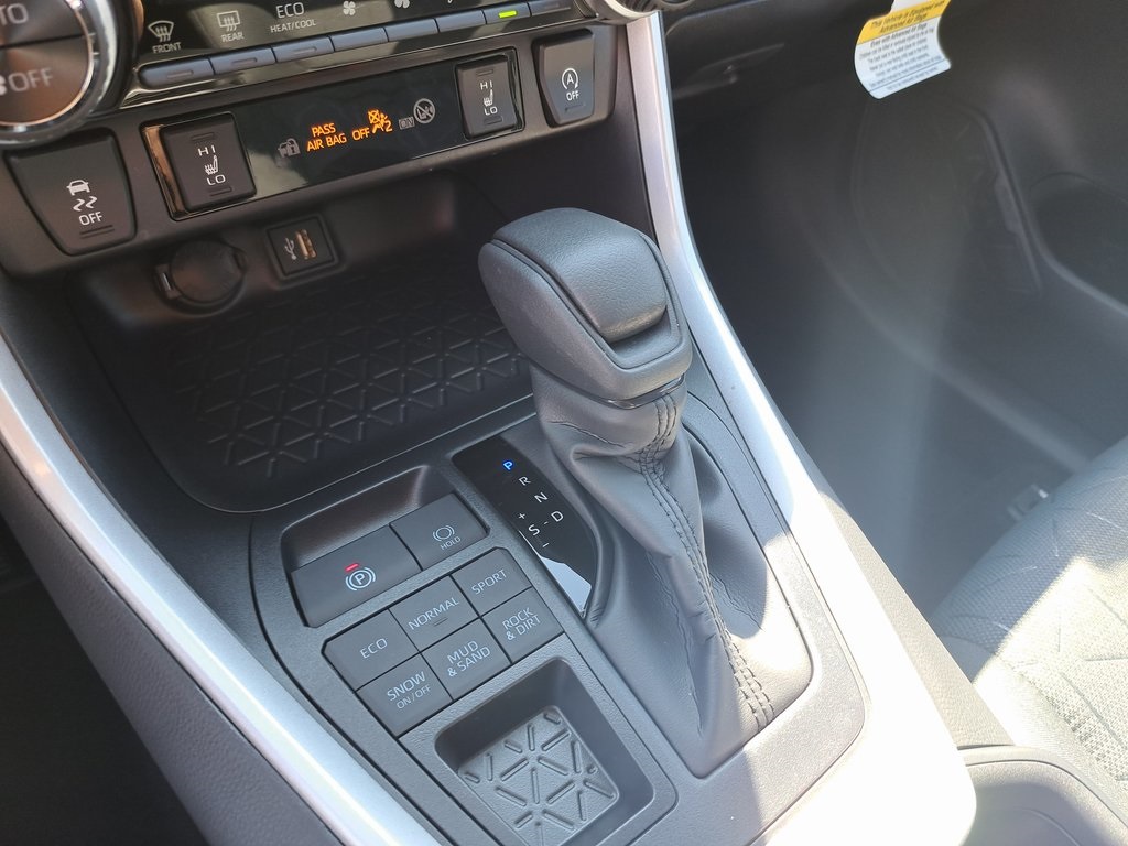2025 Toyota RAV4 XLE photo 8