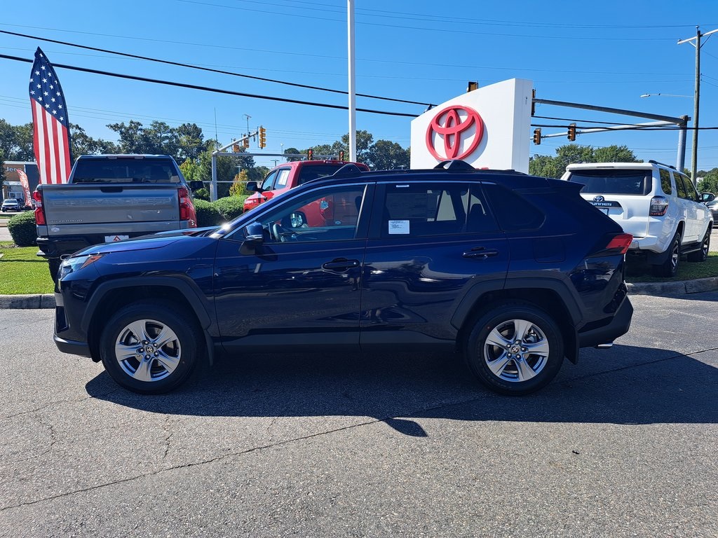 2025 Toyota RAV4 XLE photo 5