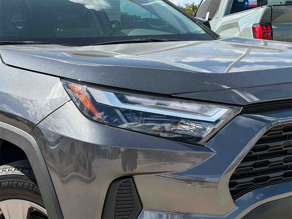 2025 Toyota RAV4 Hybrid XLE photo 2