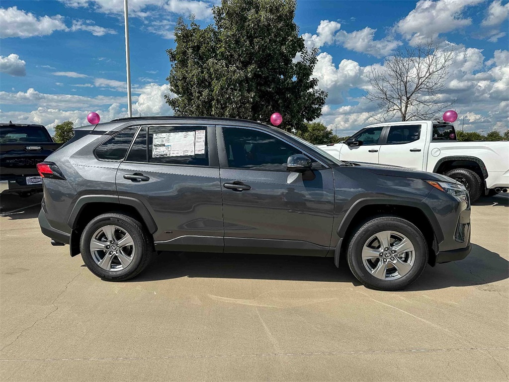 2025 Toyota RAV4 Hybrid XLE photo 3