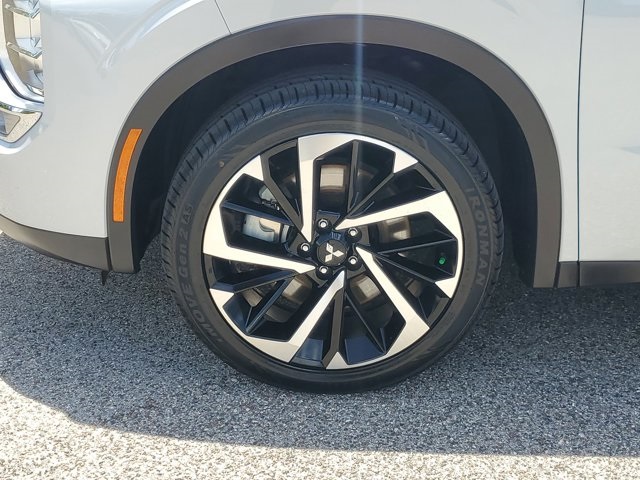 2022 Silver Mitsubishi Outlander FWD SUV