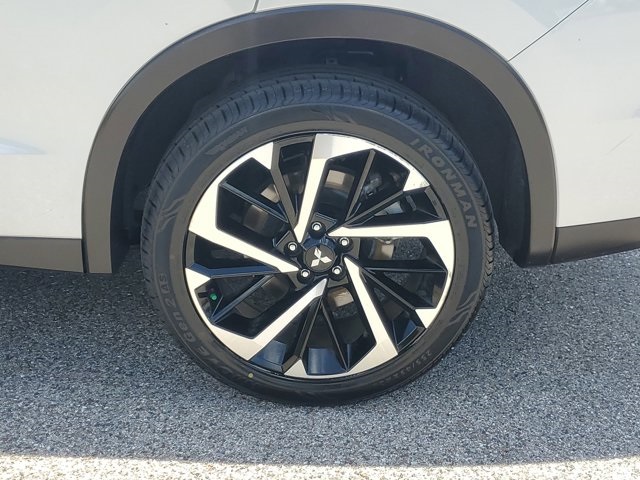 2022 Silver Mitsubishi Outlander FWD SUV