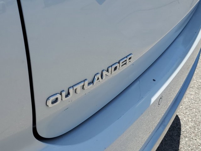 2022 Silver Mitsubishi Outlander FWD SUV